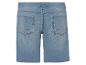 Lichtblauwe jeans shorts: achterkant.