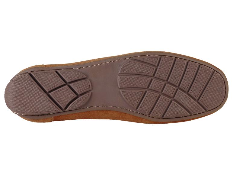 De zool van een bruine suède schoen