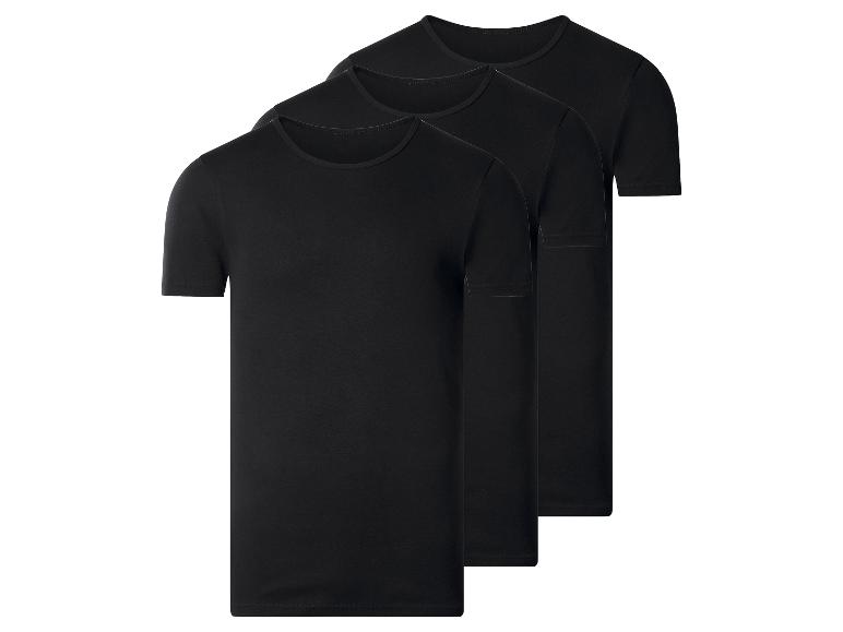 Drie zwarte T-shirts met korte mouwen en ronde hals, diagonaal gestapeld.