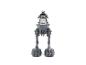 Sciencefiction-actiefiguur op een walker