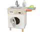 Houten speelgoedwasmachine met gootsteen, wasmiddel en strijkplank met strijkijzer.