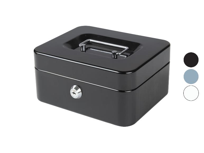 Zwarte metalen kist met sleutel en handvat.