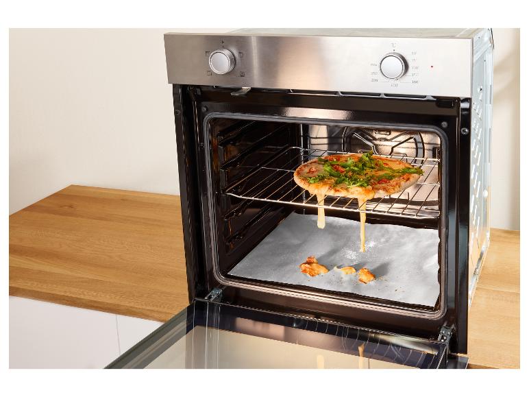 Pizza met gesmolten kaas en rucola bakt in een open oven