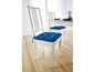 Twee witte stoelen met blauwe kussens
