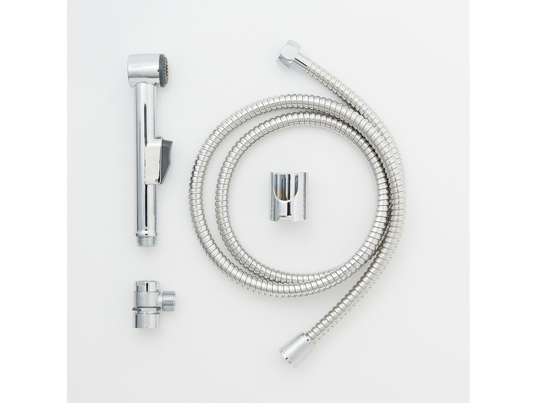 Een bidet-spuit met slang, houder en aansluiting.