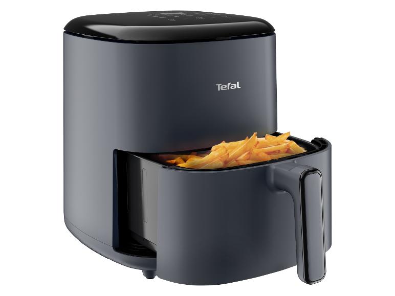 Tefal airfryer met een mandje goudbruine frietjes uitgetrokken