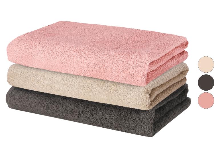 Set badhanddoeken in roze, beige en donkergrijs.