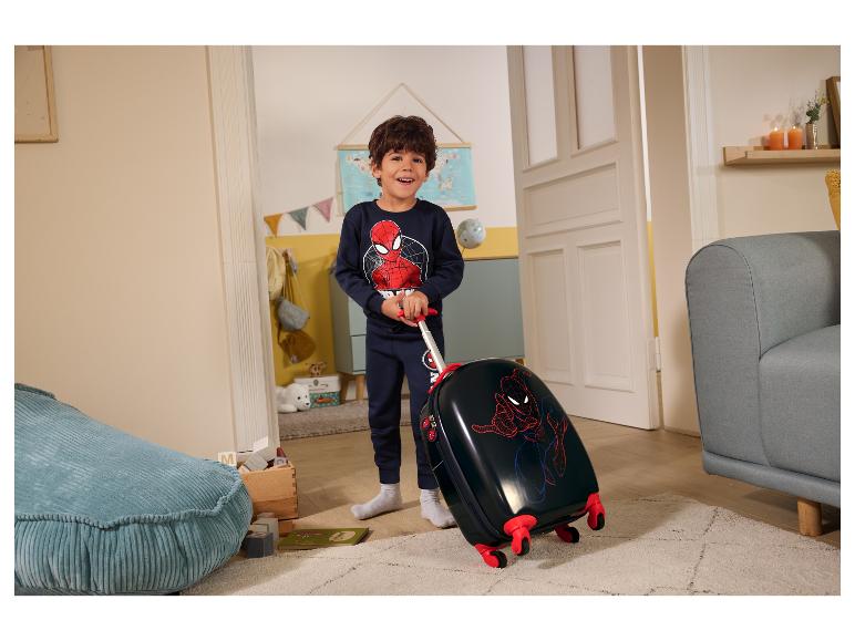Blije jongen in Spider-Man pyjama trekt een zwarte Spider-Man koffer.