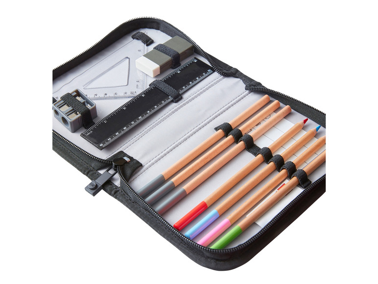 Een open etui met kleurpotloden, een liniaal, een geodriehoek en een gum.