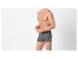 Man zonder shirt met bedrukte boxershort