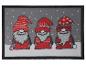 Een kerstdeurmat met drie kabouters in rode mutsen en kleding tegen een besneeuwde achtergrond.