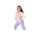 Meisje in een roze en wit baseballjack met een Minnie Mouse-ontwerp en jeans.
