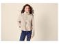 Lachende vrouw in een beige fleecejack en blauwe jeans.