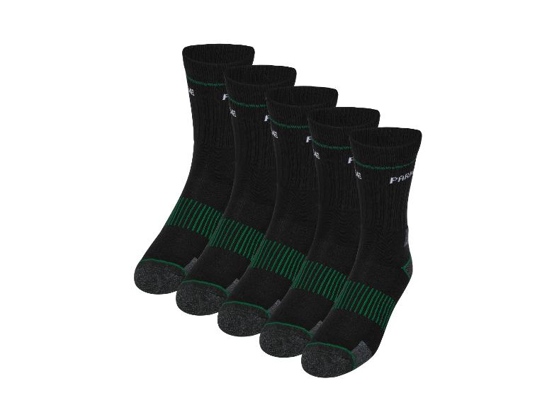 Vijf paar zwarte sokken met groene strepen en grijze tenen.