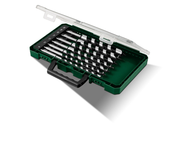 Een set boren in een groene koffer