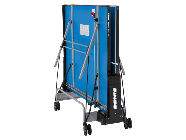 Een blauwe, opvouwbare tafeltennistafel met wielen van het merk Donic.