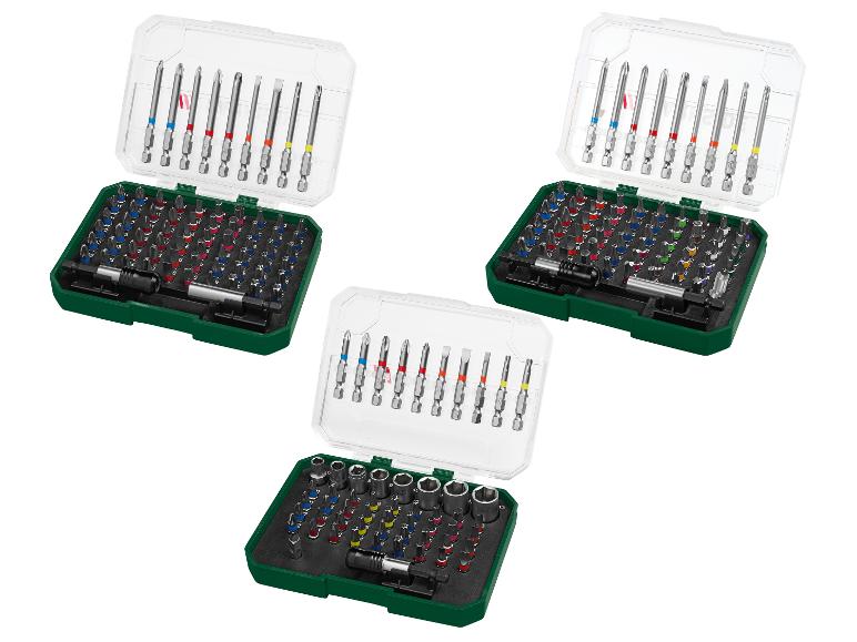 Drie sets met diverse schroevendraaierbits en doppen in groene koffers.