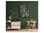 Houten dressoir met plant, schilderijen en stoel in een woonkamer.