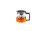 Glazen theepot met zwart handvat en deksel, gevuld met thee.