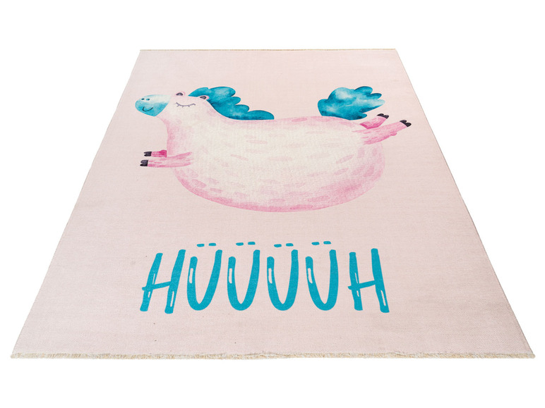 Een roze vloerkleed met een roze vliegend paard.