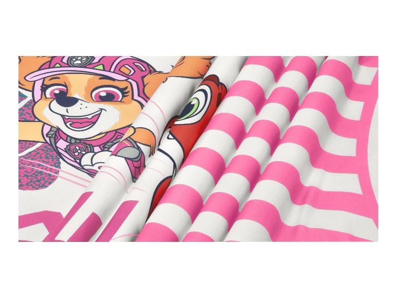 Witte stof met een lachend cartoonhondenmotief en roze strepen.