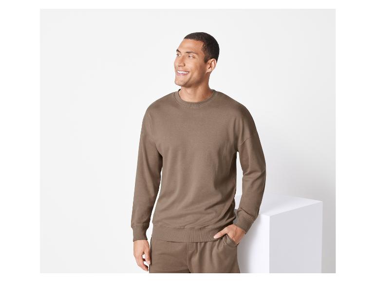 Bruine sweater en joggingbroek voor heren.