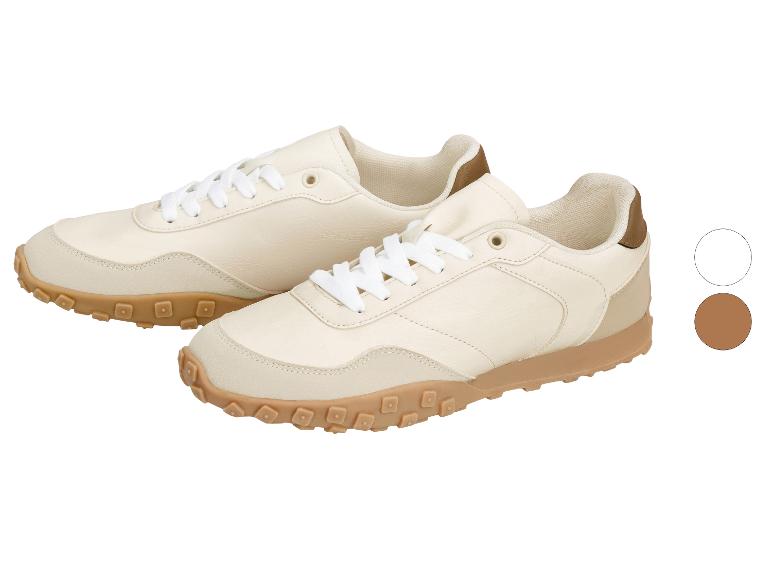 Beige sneakers met bruine zool en witte veters.