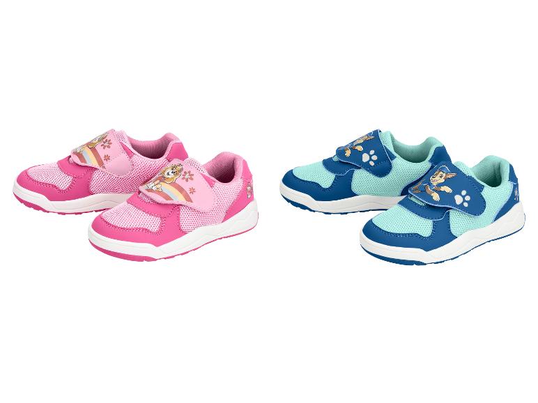 Roze en blauwe kindersneakers met stripfiguren.