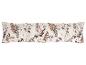 Langwerpig kussen met beige bloemen- en bladerenpatroon.