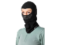 Vrouw met zwarte bivakmuts en lichtgroen sportshirt