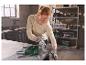 Vrouw vijlt metaal met PARKSIDE® werkplaatsvijlenset in een werkplaats.