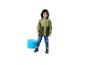 Kleine jongen in groene jas, jeans en winterlaarzen lacht vrolijk.