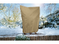 Plantenbeschermhoes in een besneeuwde tuin, die een plant beschermt tegen winterweer.