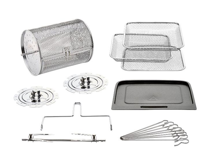 Een ronde draaibare frituurmand, twee vierkante bakjes en andere accessoires voor een airfryer.