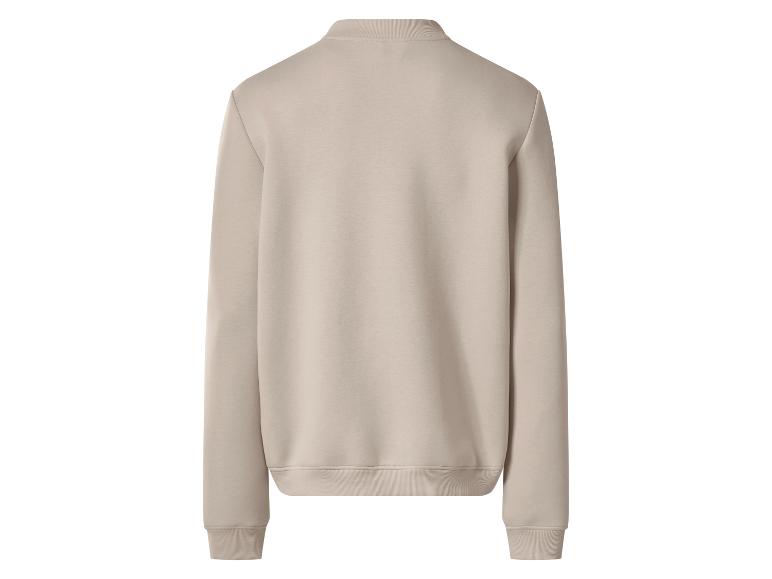 Eenvoudige beige herensweater, achteraanzicht.