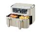 Dubbele airfryer met gebraden kip en frietjes, digitaal display.