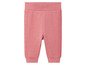 Roze joggingbroek met ribbels aan de zijkanten.