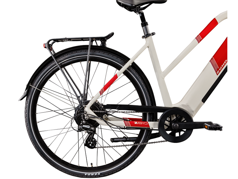 Detail van het achterwiel van een ZUND Z810 elektrische fiets in crèmekleur.