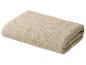 Gevouwen beige handdoek met een patroonrand