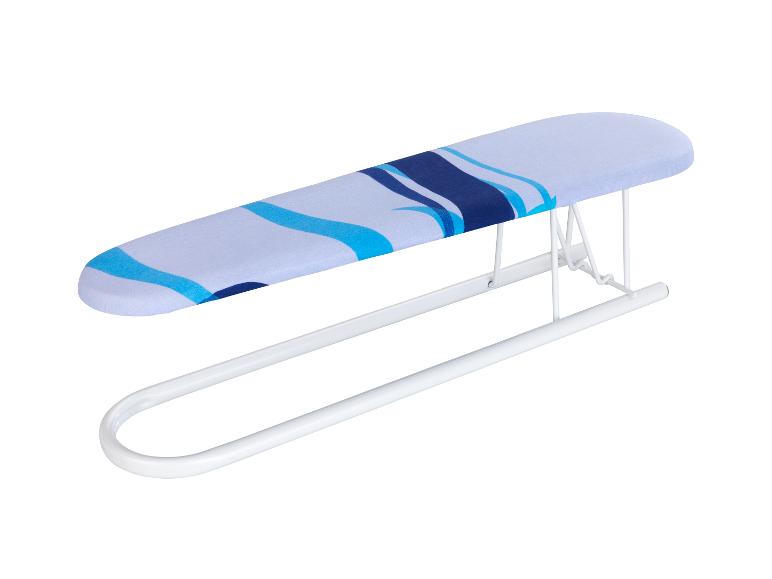 Draagbare strijkplank met blauw-witte hoes.