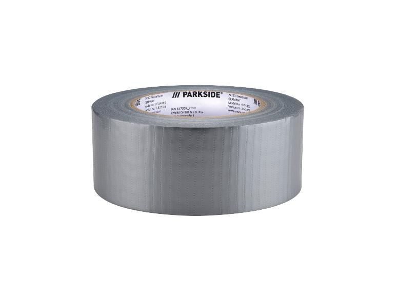 Grijze ducttape met gedrukte tekst op de rol.
