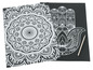 Twee zwarte scratch art vellen met mandala en hamsa hand
