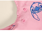 Roze kinderkleding met een cartoonfiguurprint en drukknopen.