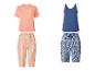 Twee pyjamasets: een perzikkleurig T-shirt met gestreepte broek en een blauwe tanktop met patroonbroek.