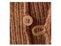 Close-up van bruin gebreid materiaal met een beige knoop en lus.