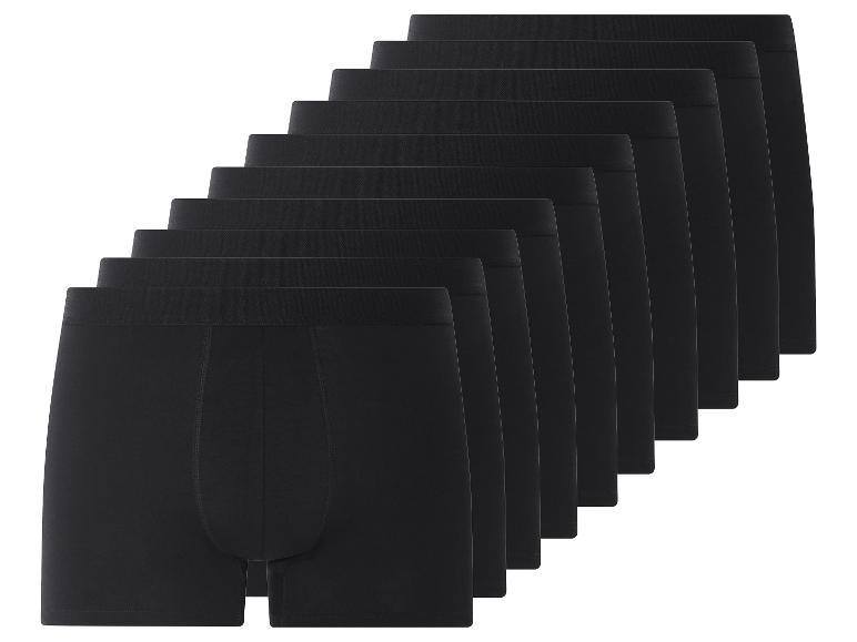 Acht zwarte boxershorts op elkaar gestapeld.