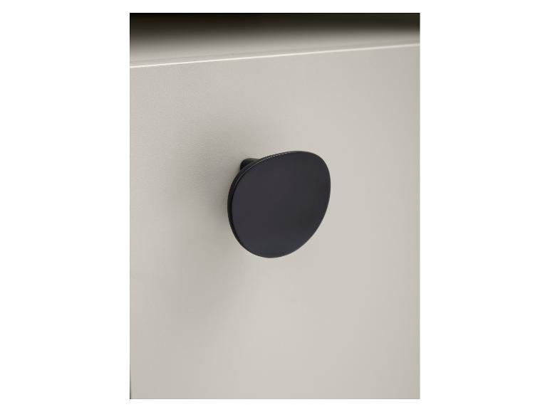 Matzwarte knop op een beige lade