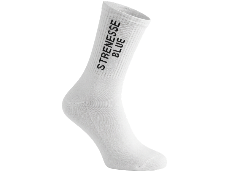 Witte sportsok met 'STRENESSE BLUE' tekst op de enkel.