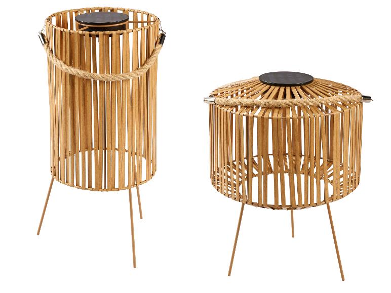 Twee bamboe lantaarns op zonne-energie met touwdetails en standaards.