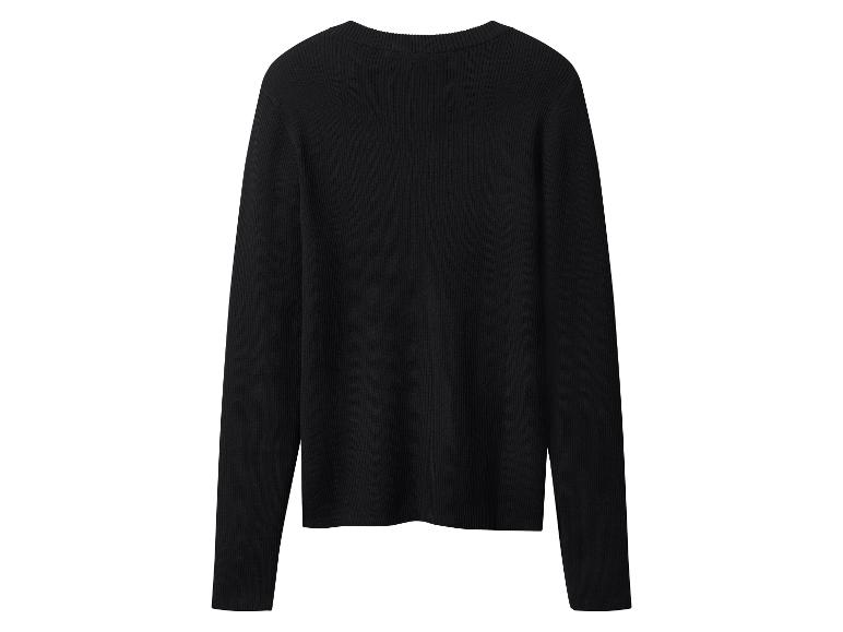 Zwarte geribbelde trui met lange mouwen op een witte achtergrond.